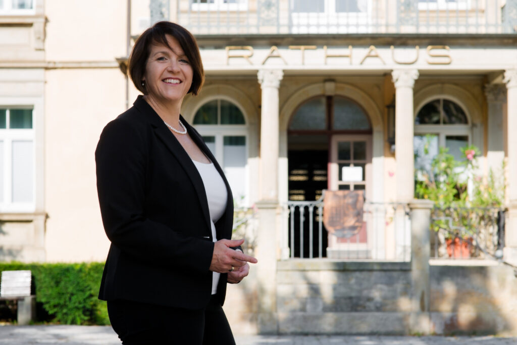 Katrin Sontag vor dem Moritzburger Rathaus